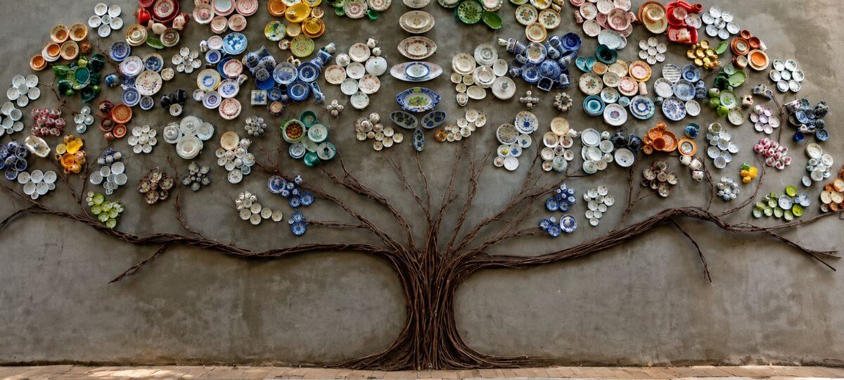 Mosaico tridimensional da Árvore da Vida na Praça Dr. João Neri em Mendes, feito com galhos de ferro e fragmentos de porcelana colorida.