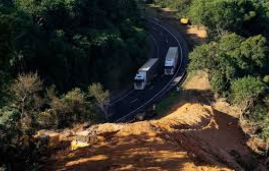 Interdição na pista de subida da Serra das Araras para detonações