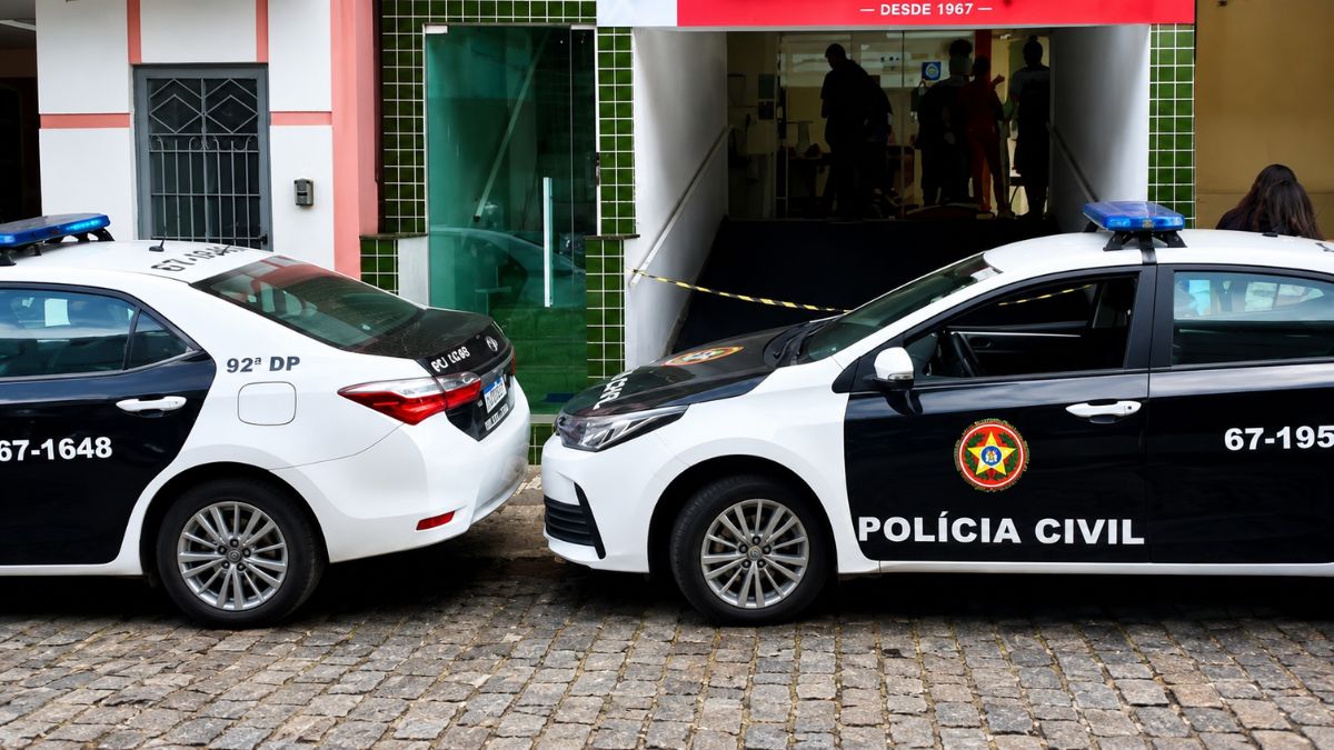 Duas viaturas oficiais da Polícia Civil estacionadas em frente à delegacia do município de Mendes no Rio de Janeiro garantindo a segurança urbana local.