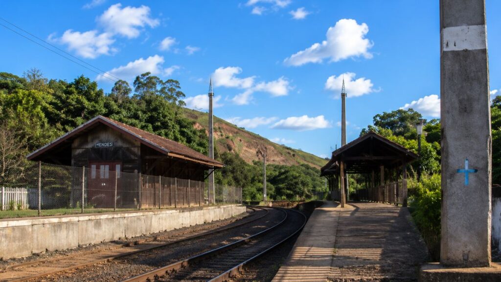 Vista dos trilhos curvos e das estruturas de madeira da Estação Ferroviária Neri Ferreira o ponto turístico mais visitado de Mendes RJ.