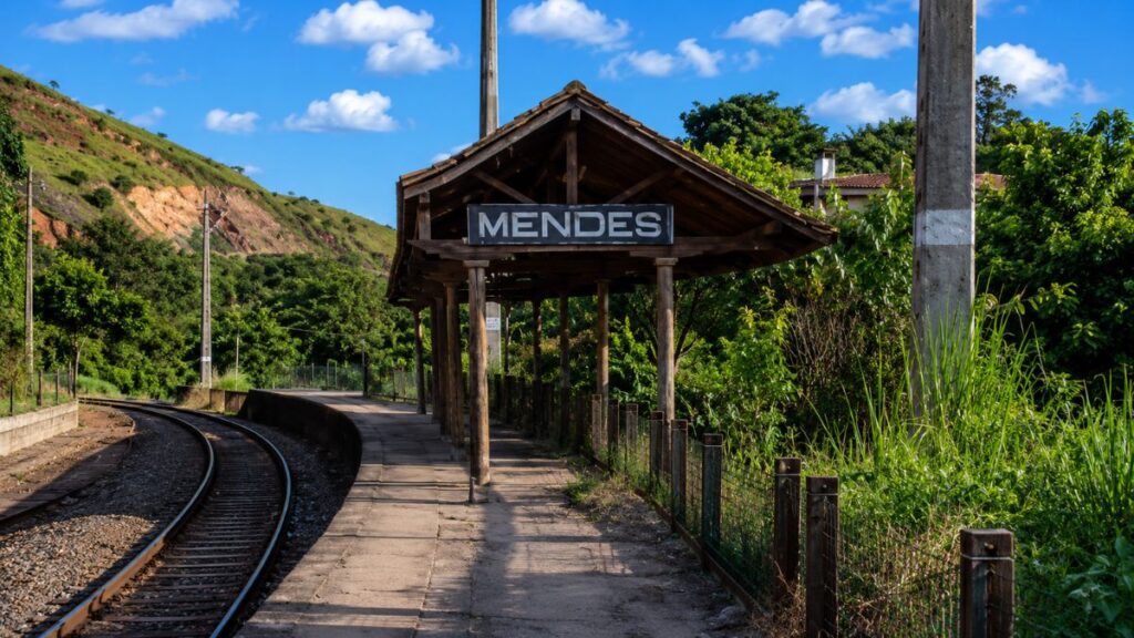 Placa com inscrição Mendes sob a cobertura de madeira na plataforma da Estação Ferroviária Neri Ferreira ponto turístico mais visitado de Mendes.