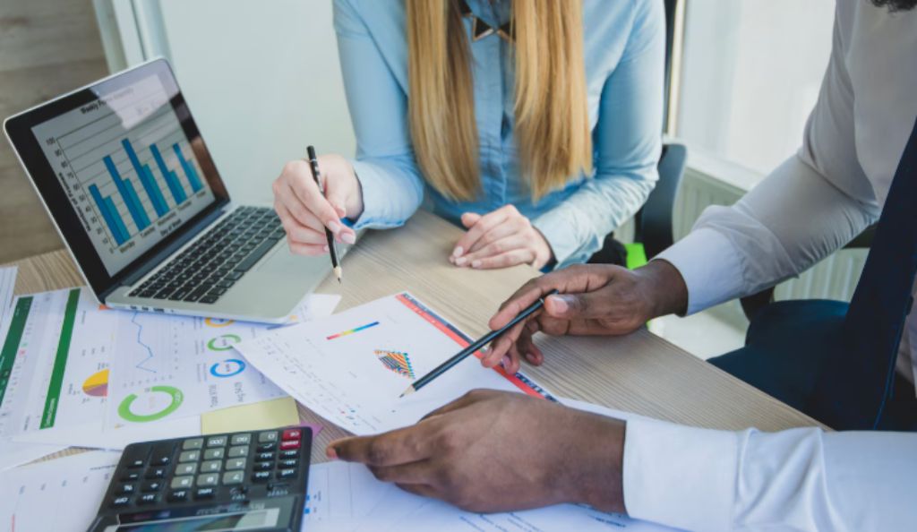 Curso de Adm. Contábil e Financeira