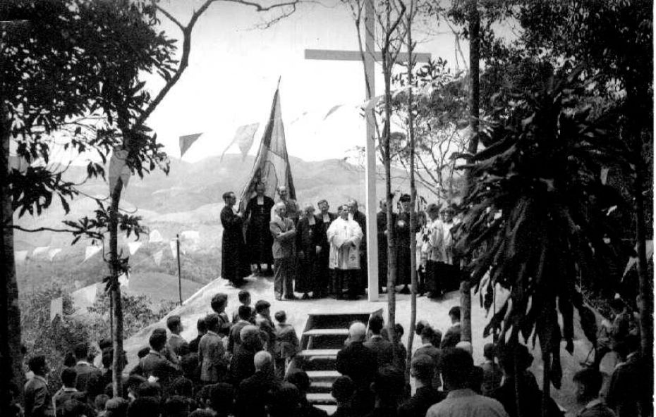 Inauguração do Cruzeiro dos Maristas, num morro local, na década de 50
