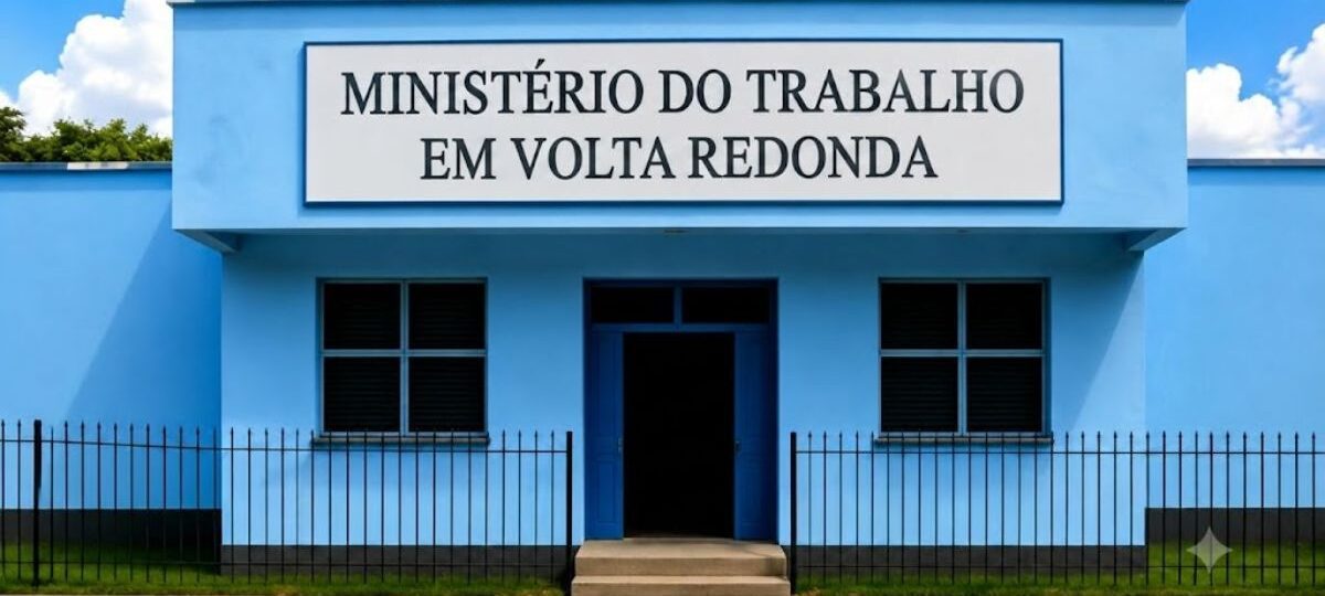 Fotografia da fachada do prédio do Ministério do Trabalho em Volta Redonda com pintura azul e placa oficial de identificação.