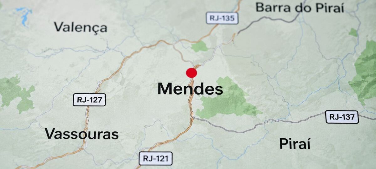 Mapa ilustrativo destacando a cidade de Mendes no Rio de Janeiro e os municípios vizinhos como Barra do Piraí, Vassouras, Valença e Piraí com as rodovias estaduais da região.