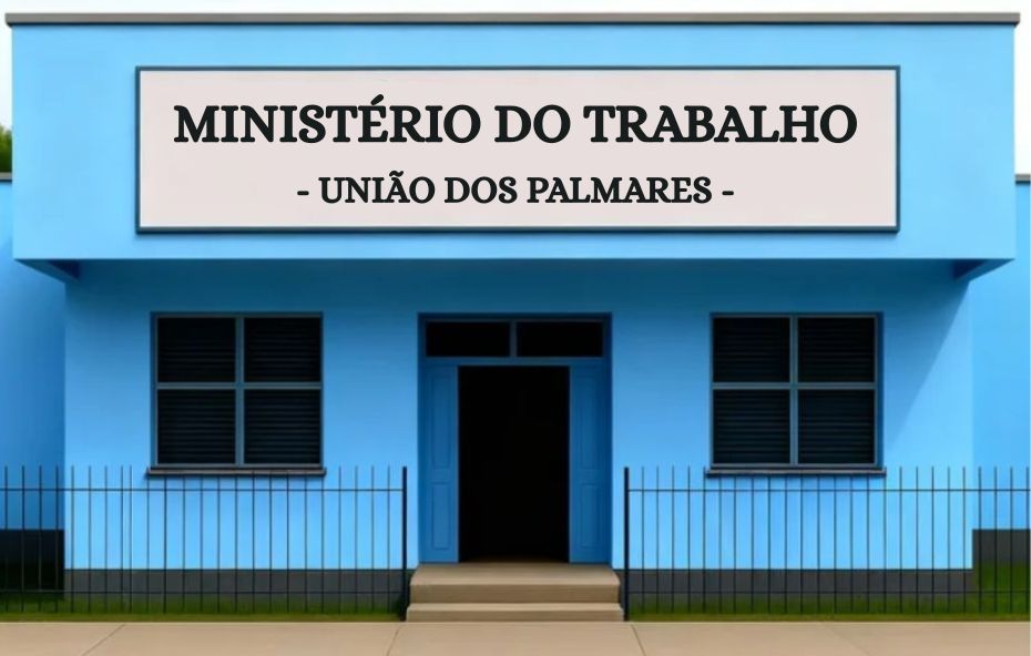 Fachada de um prédio azul claro com uma placa branca centralizada no topo. A placa exibe em letras pretas e maiúsculas o texto Ministério do Trabalho União dos Palmares. O prédio possui uma porta de entrada escura no centro duas janelas quadradas em cada lado com persianas fechadas e uma pequena cerca de metal azul na frente.