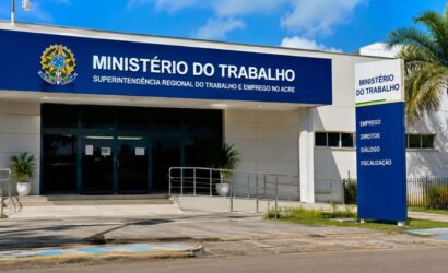 Fachada moderna do prédio do Ministério do Trabalho e Superintendência Regional do Trabalho e Emprego no Acre com letreiro azul e brasão oficial.